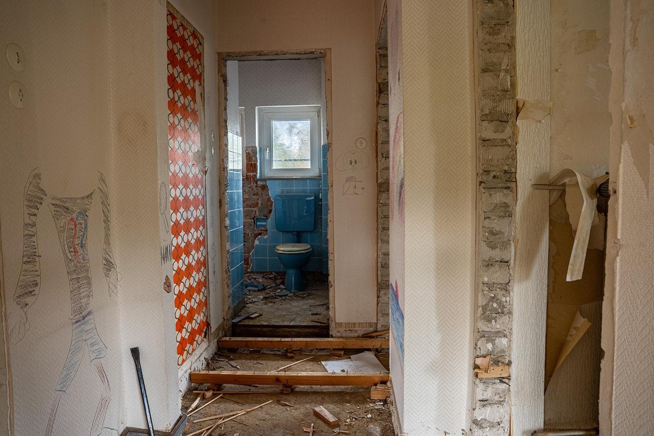 Flur mit Blick ins Bad nach Rückbau