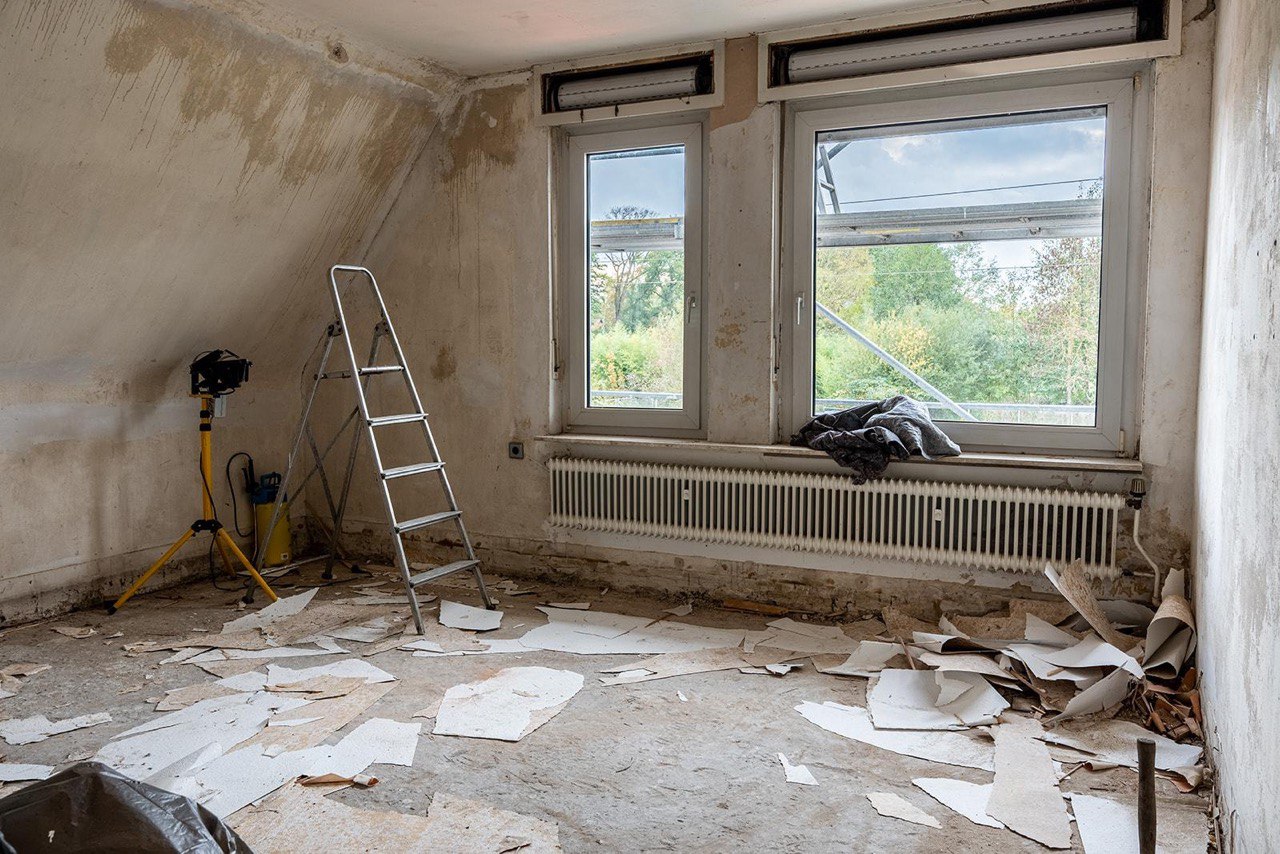 Raum nach Tapeten- und Bodenentfernung