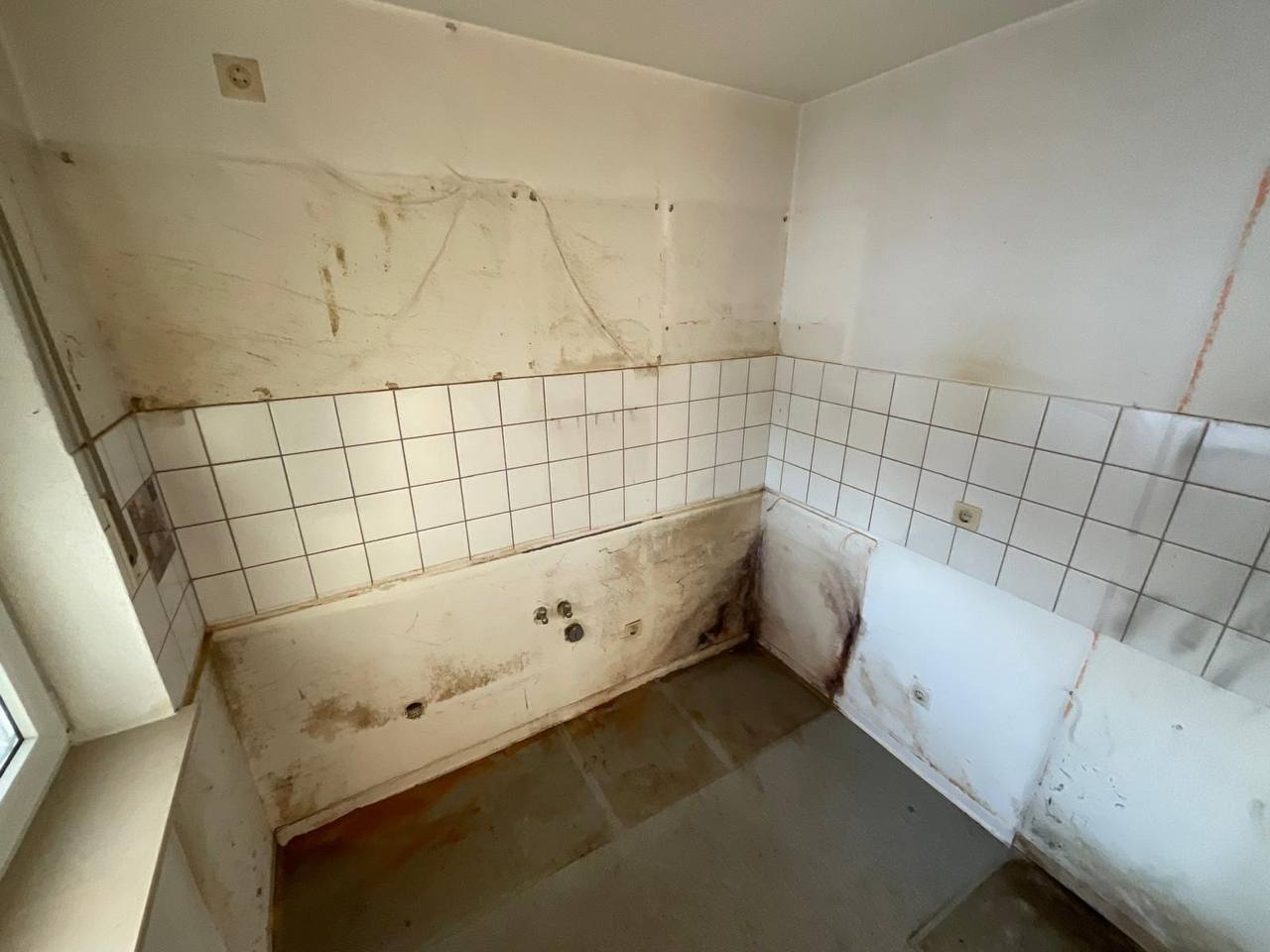 Großflächiger Schimmelbefall in Küche nach Möbelentfernung