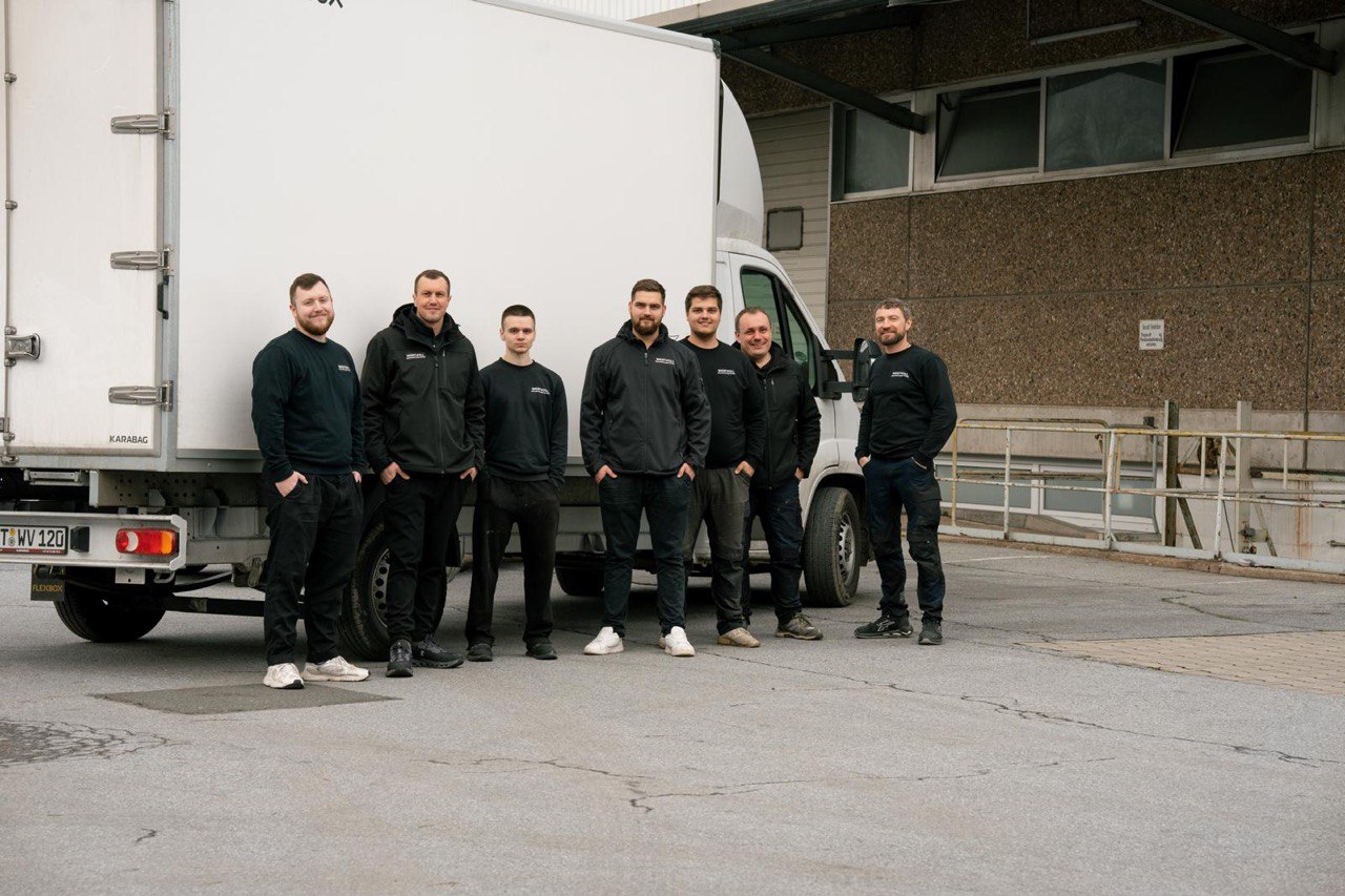 Das Wertvoll Team vor dem Einsatzfahrzeug in NRW